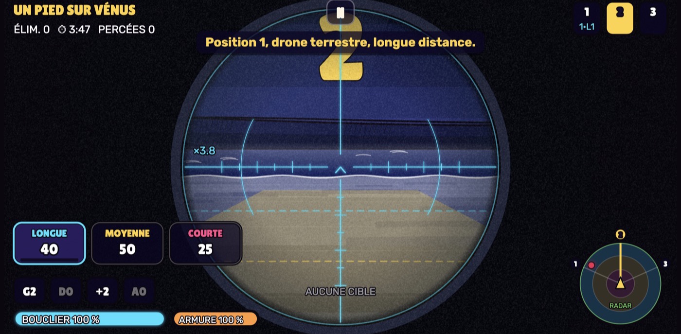 Mission « Un pied sur Vénus » en zone défensive, vue dans la lunette du sniper : une plage de nuit, la mer et des vagues, un grand chiffre 2 jaune pour la position, l’annonce « Position 1, drone terrestre, longue distance », le radar rond en bas à droite avec un point rouge sur la voie 1.